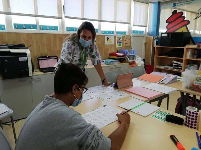 Niño y profesora en un aula del hospital/TA.